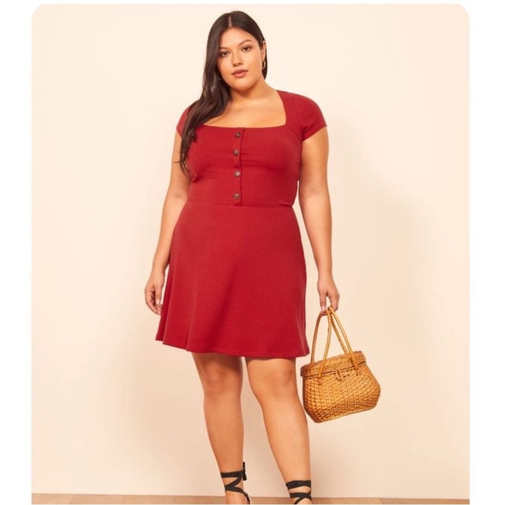 Reformation Jeans Cherry Red
Ribbed Square Neck Short Sleeve Lizzy
Dress 1X